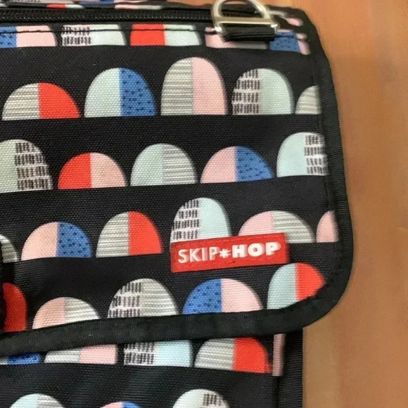 Skip  * Hop portable changing pad in excellent condition - Picture 3 of 3